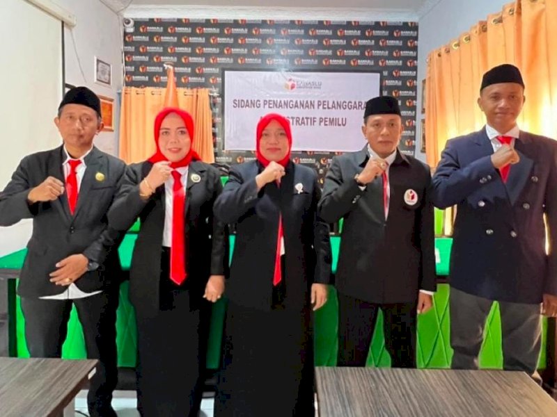 Hj Ernida Mahmud (kedua kiri) bersama jajaran Bawaslu Bone.
