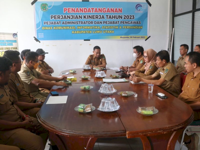 Kepala Dinas Komunikasi, Informatika, Statistik dan Persandian (Diskominfo-SP) Kabupaten Luwu Utara, Nursalim, memimpin rapat perdana pelaksanaan program dan kegiatan triwulan pertama, Senin (6/2/2023), di Ruang Media Center Diskominfo-SP.