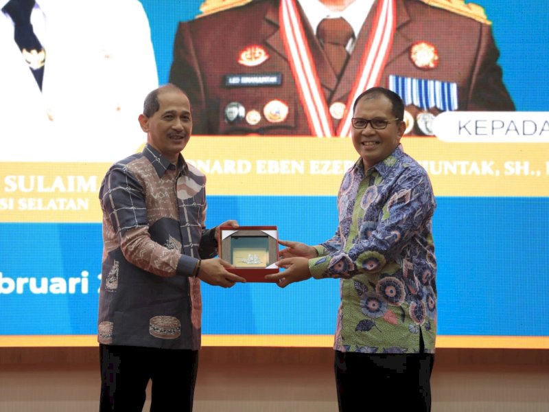 Wali Kota Makassar, Moh Ramdhan Pomanto menyambut kedatangan Kajati Sulsel, Leonard Eben Ezer Simanjuntak. 