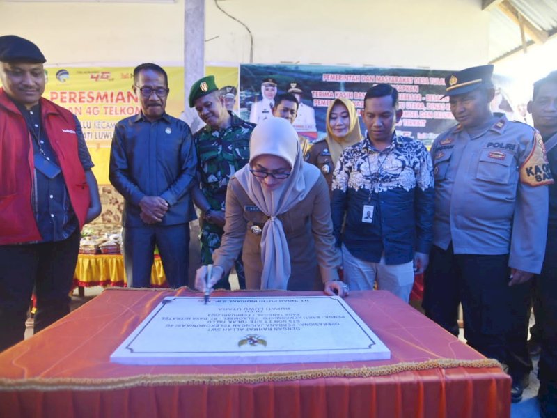 Bupati Luwu Utara Indah Putri Indriani meresmikan penggunaan tower.