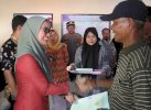 Serahkan Sertifikat ke Pembudidaya Ikan di Tanalili, ini Harapan Bupati IDP