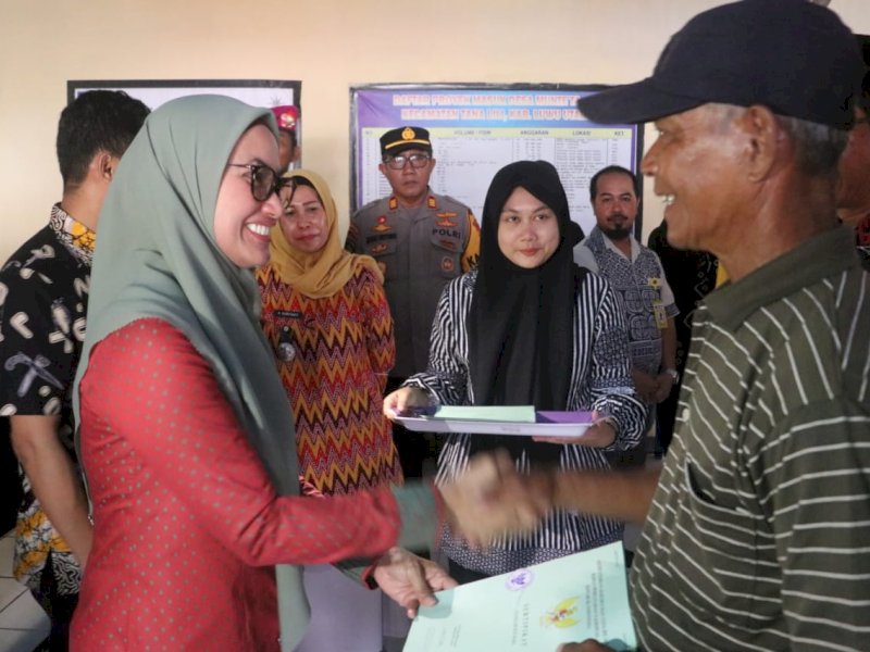 Pemerintah Kabupaten Lutra menyerahkan 200 Sertifikasi Hak Atas Tanah Pembudidaya Ikan (Sehatkan) di Kantor Desa Munte, Kecamatan Tanalili, Kamis (9/2/2023).