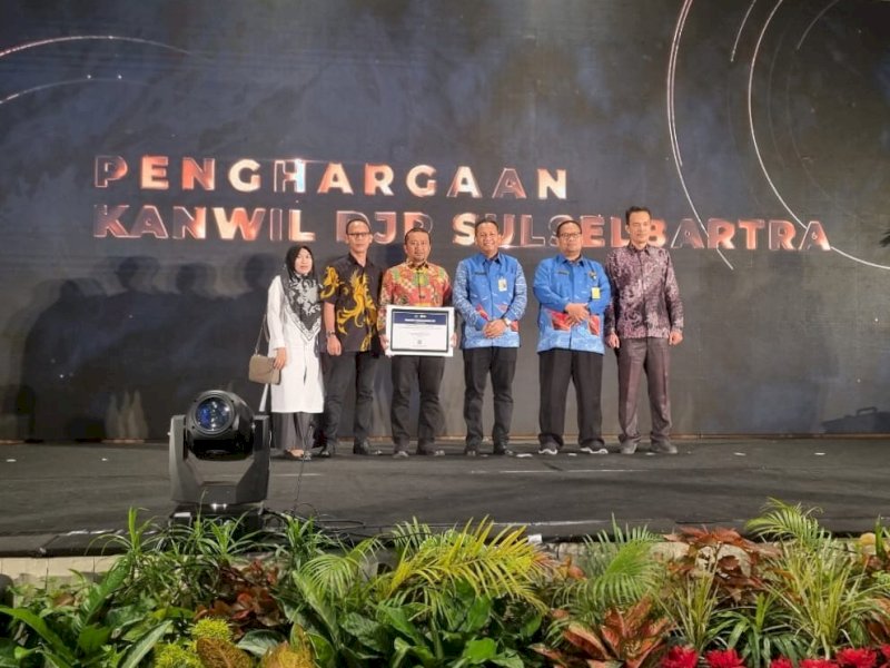 Pemkab Bulukumba menerima award dari Kanwil DJP. 