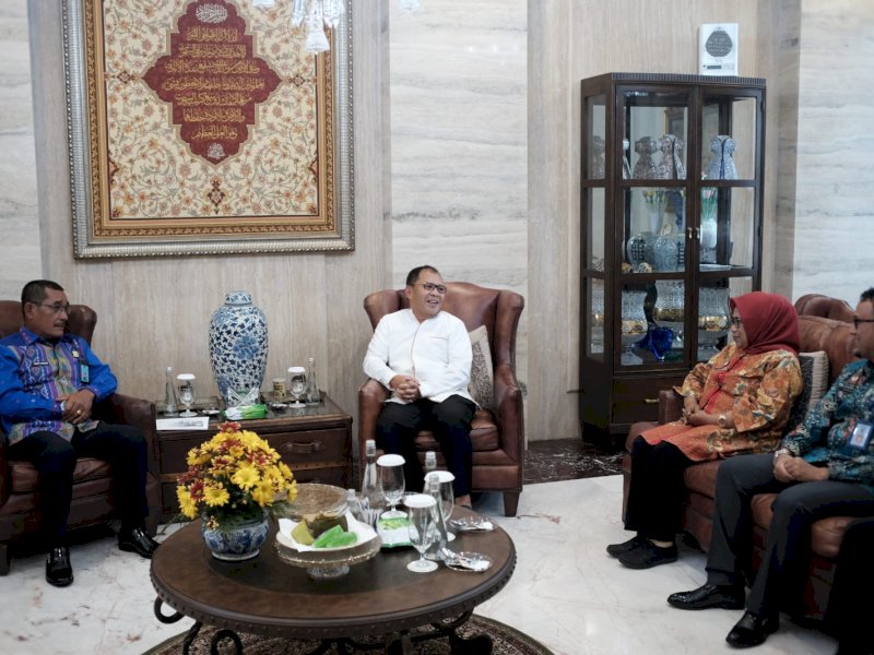 Kepala Kantor Wilayah Kementerian Hukum dan HAM (Kanwil Kemenkumham Sulsel), Liberti Sitinjak menemui Wali Kota Makassar Moh Ramdhan Pomanto di kediamannya, Jumat (10/02/2023).
