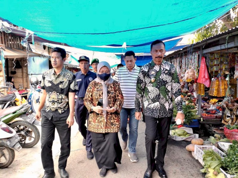 Wakil Bupati Wajo, Amran, memimpin langsung TPID Wajo memantau harga bahan pokok di Pasar Rakyat Mini, Kota Sengkang.
