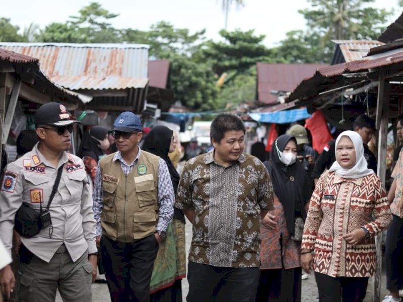 Pemkab Lutra dan Bea Cukai melakukan razia rokok ilegal.