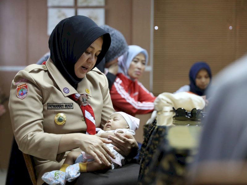 Wawali Makassar Fatmawati Rusdi menggenong Yusri, bayi stunting di Rusunawa.