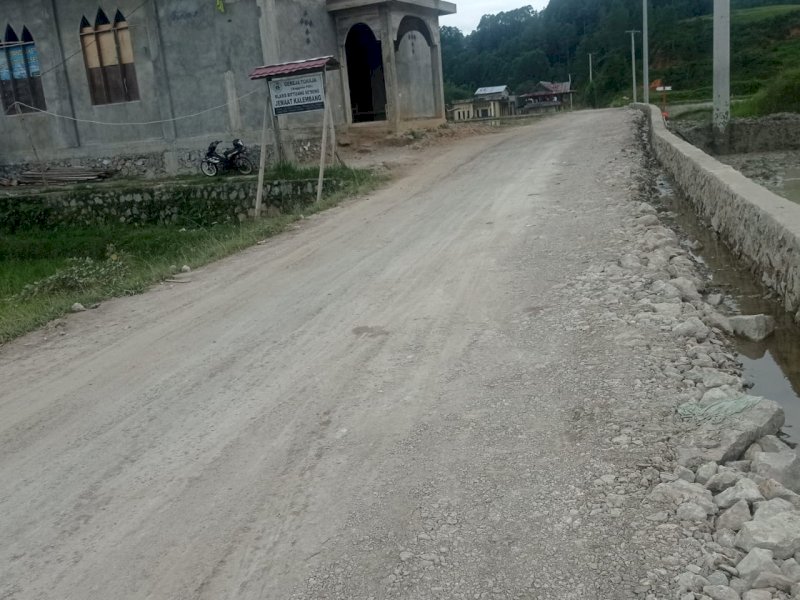 Proyek ruas jalan  Bittuang-Bolokan di Kecamatan Bittuang, Tana Toraja.