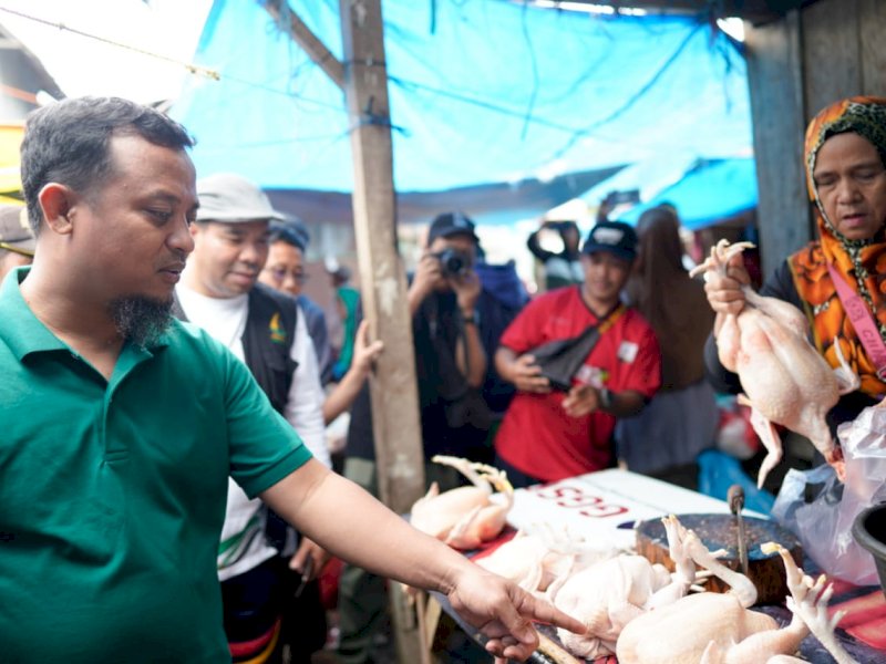 Gubernur Sulawesi Selatan, Andi Sudirman Sulaiman memantau harga pangan di Pasar Sentral Malino.