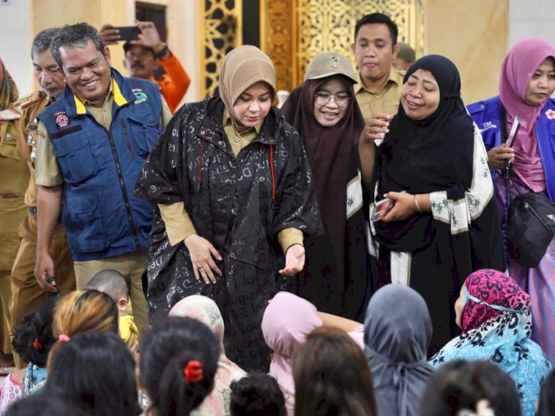 Wakil Wali Kota Makassar, Fatmawati Rusdi meninjau kondisi pengungsi korban banjir di Kelurahan Wala-Walaya, Selasa (14/2/2023).
