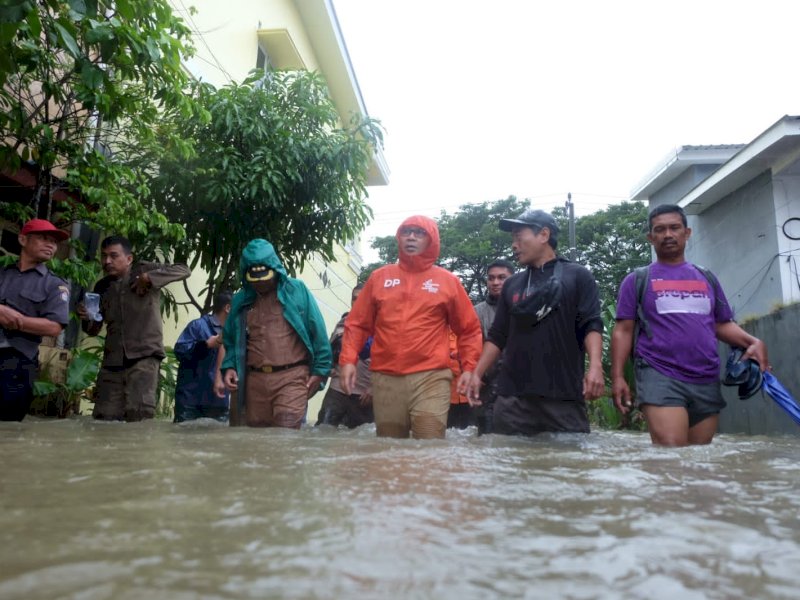 Wali Kota Makassar Danny Pomanto meninjau lokasi yang masih terendam banjir siang tadi. 