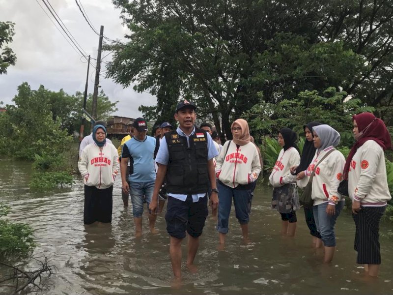 Ketua DPRD Makassar Rudianto Lallo menyisir sejumlah wilayah di Kota Makassar yang terdampak bencana banjir, Selasa (14/2/2023).