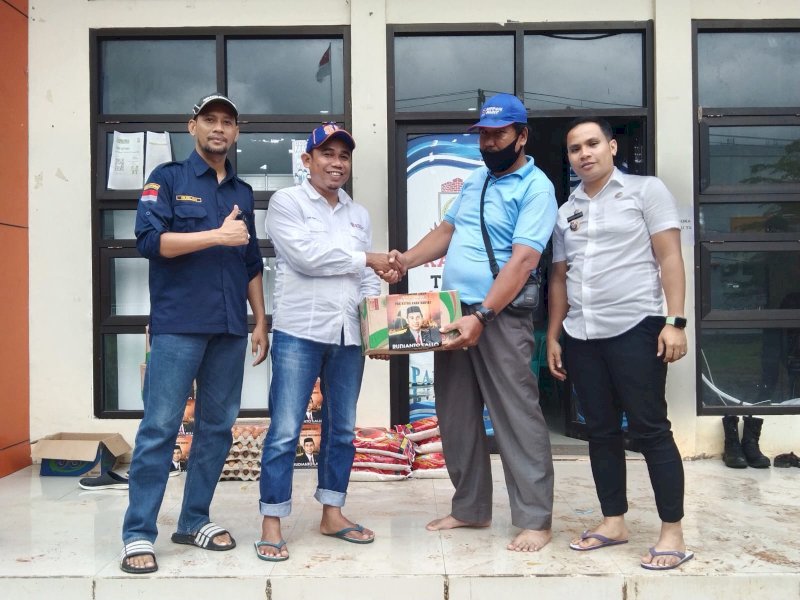 Yayasan Anak Rakyat Indonesia (YARI) bentukan Ketua DPRD Makassar, Rudianto Lallo menyalurkan bantuan kepada korban banjir di Kelurahan Katimbang, Kecamatan Biringkanaya