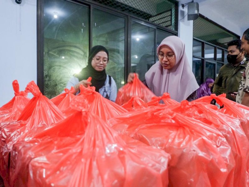 Bantuan Diskominfo Makassar disalurkan untuk korban banjir Tamalate.