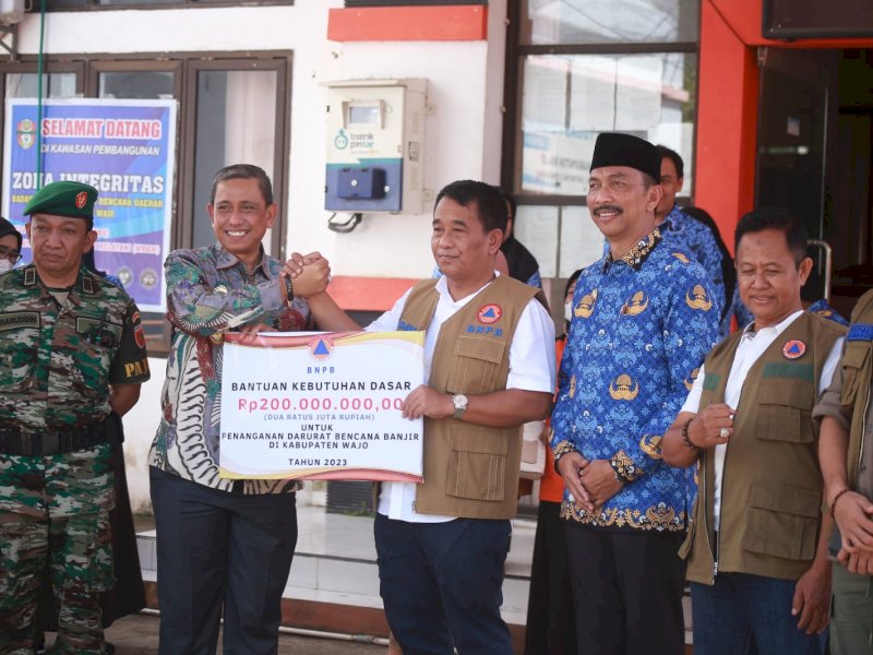 Bupati dan Wakil Bupati (Wabup) Wajo, Amran Mahmud-Amran, kompak menerima langsung bantuan untuk korban banjir.