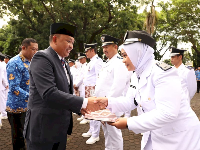 Bupati Bantaeng Ilham Azikin menjadi Inspektur pada pelaksanaan Upacara Hari Kesadaran Nasional yang diselenggarakan di Halaman Kantor Bupati Bantaeng, Jum&rsquo;at (17/2) pagi.