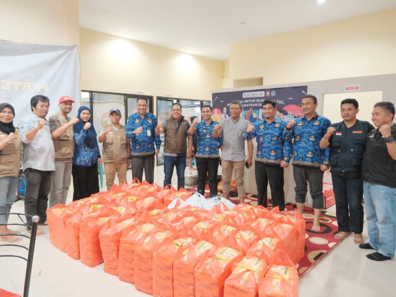 Sekretaris Dewan (Sekwan) DPRD Kota Makassar H. Dahyal menyerahkan makanan siap saji kepada warga yang terdampak banjir, Jumat (17/02/2022).