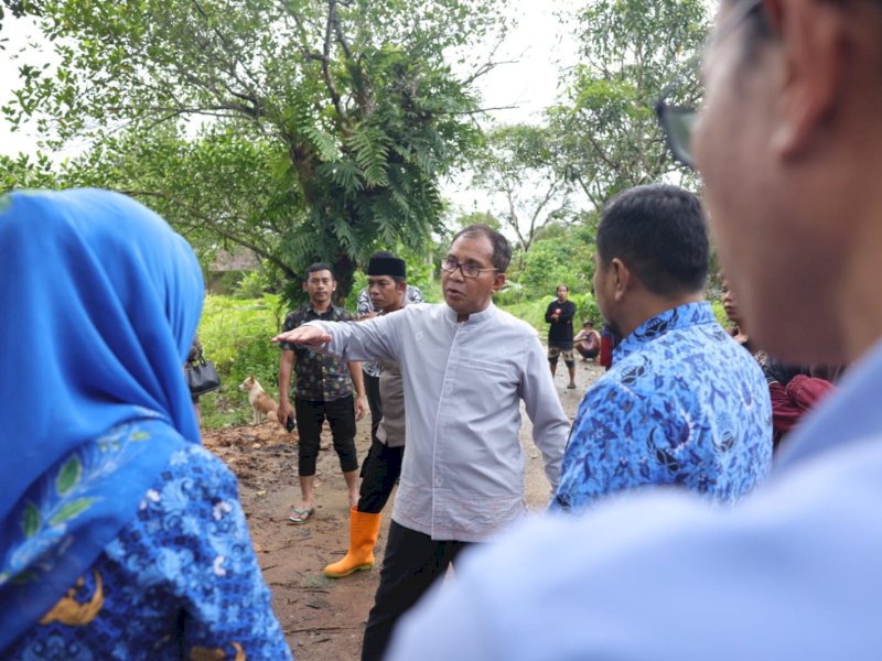 Wali Kota Makassar Moh Ramdhan Pomanto usai melakukan peninjauan lokasi TPU Pemkot Makassar, di Dusun Tammu-tammu, Desa Moncongloe Bulu, Kecamatan Moncongloe, Maros, Jumat, (17/02/2023).