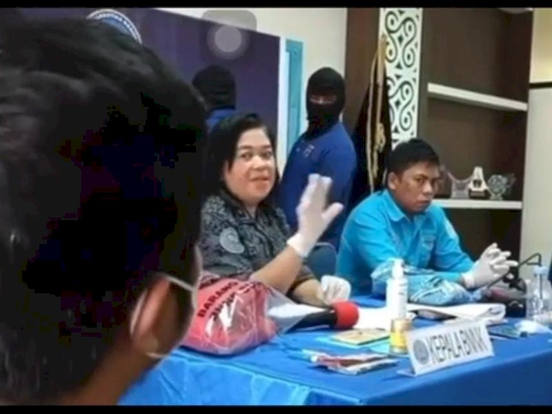 Kepala BBN Tana Toraja Natalia Dewi Tonglo menghentikan seorang tersangka narkoba yang hendak berbicara soal oknum polisi yang jadi beking.
