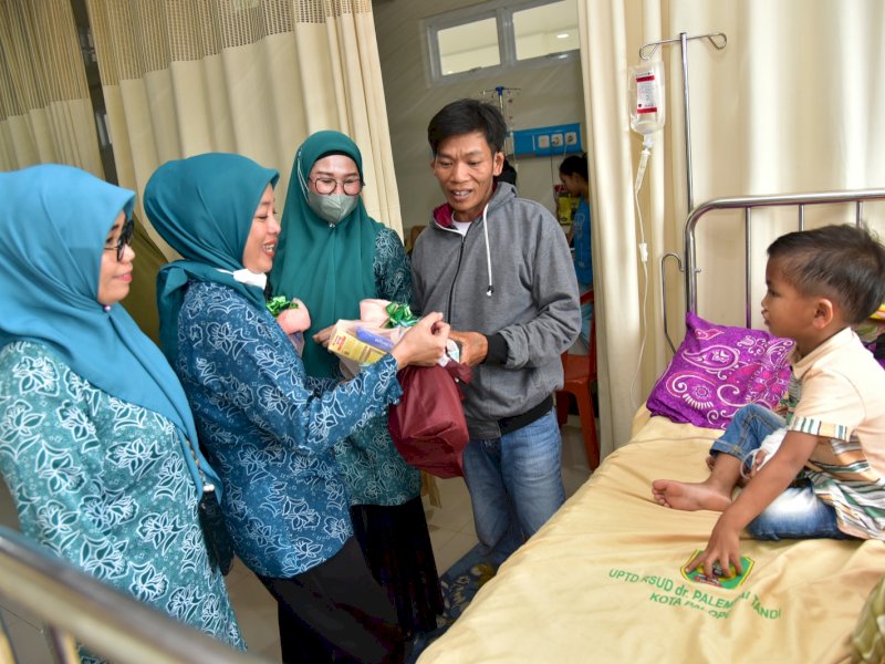 Tim Penggerak PKK Sulsel bersama Persatuan Dokter Gigi Indonesia (PDGI) Cabang Palopo menggelar Bakti Sosial Operasi Celah Bibir dan Lelangit di Kota Palopo.