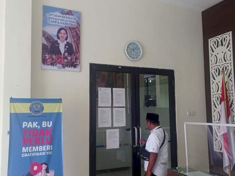 Petugas mengunci ruang tempat Kasat Narkoba Polres Torut AKP Syahrul diperiksa BNN.