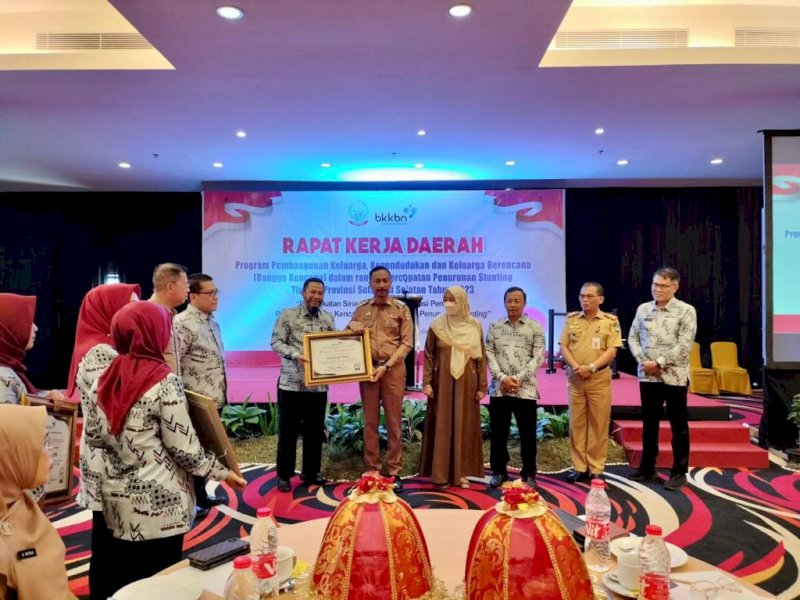 Wakil Bupati Wajo, Amran menerima penghargaan dari BKKBN. 