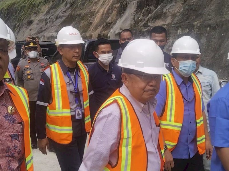 Jusuf Kalla meninjau progres pembangkit listrik PT Malea Tator. 