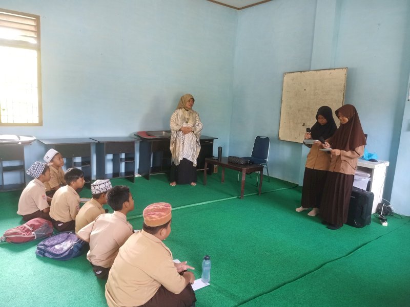 Murid SD Katokkoang Lutra dilatih public speaking.