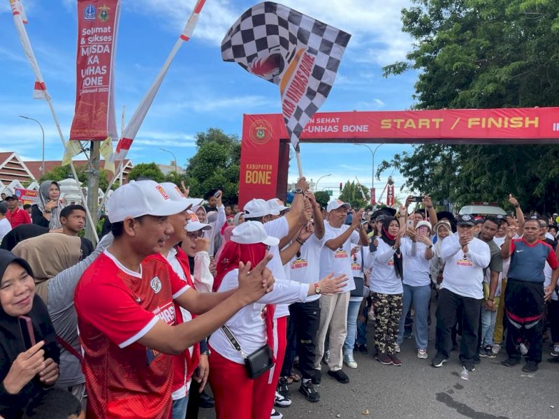 Ketua DPRD Makassar yang juga sebagai Ketua Ikatan Keluarga Alumni (IKA) Unhas Kota Makassar, Rudianto Lallo mengikuti jalan sehat yang digelar oleh IKA UNHAS Bone, di Kabupaten Bone, Minggu (26/3/2024).