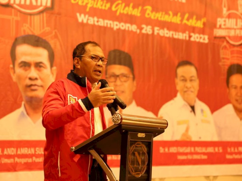 Moh Ramdhan Pomanto membuka musda IKA Unhas Bone. 