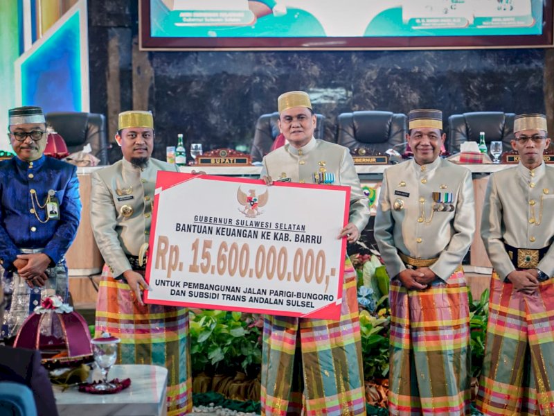 Gubernur Sudirman Sulaiman memberi bantuan keuangan kepada Bupati Barru Suardi Saleh.