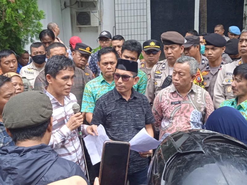 Anggota DPRD Makassar di tengah pengunjuk rasa. 