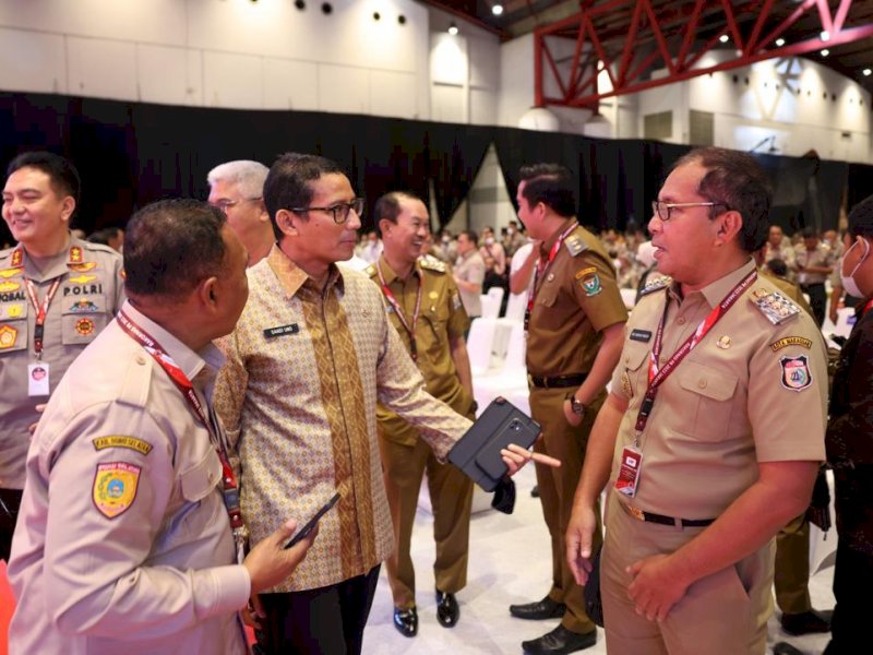 Danny Pomanto bertemu Menparekraf Sandiaga Uno dalam rakornas bencana di Jakarta.