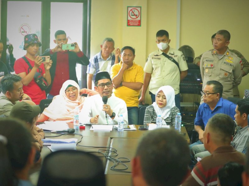 DPRD Makassar melakukan mediasi antara PKL dengan Dispar.