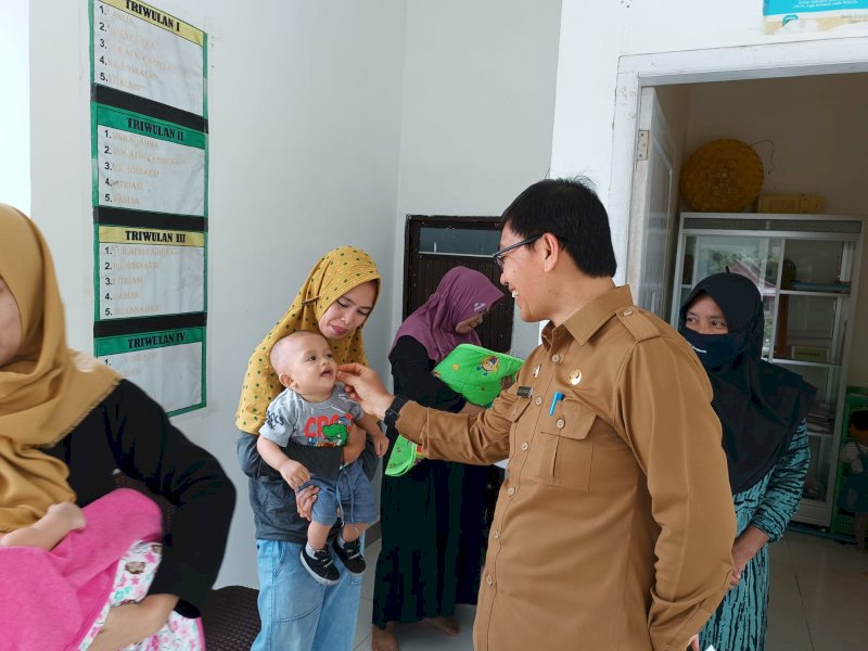 Wakil Bupati Luwu Utara, Suaib Mansur mengunjungi Posyandu Rajawali I dan II Desa Tandung.