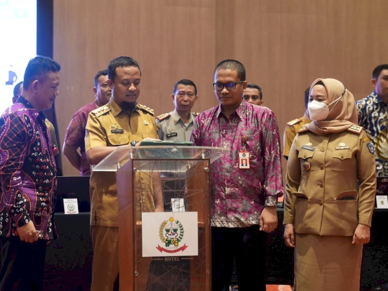 Gubernur Sulsel Andi Sudirman Sulaiman membuka kegiatan Penandatanganan Perpanjangan Perjanjian Kerjasama (PKS) tentang Pemanfaatan Tanda Tangan Elektronik antara Badan Siber dan Sandi Negara (BSSN)