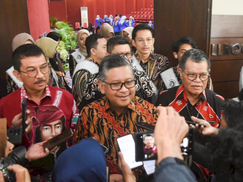 Sekjen PDIP Hasto Kristiyanto usai menghadiri kuliah umum di UNM. 