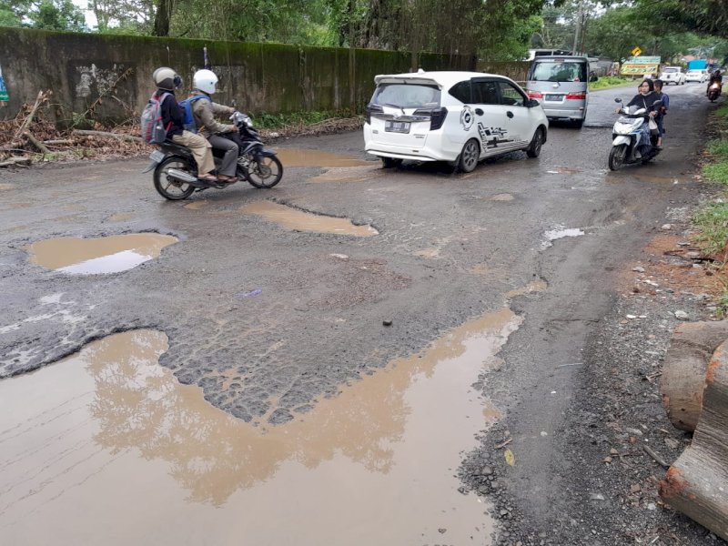 Ruas Pattalassang Gowa yang rusak parah. 
