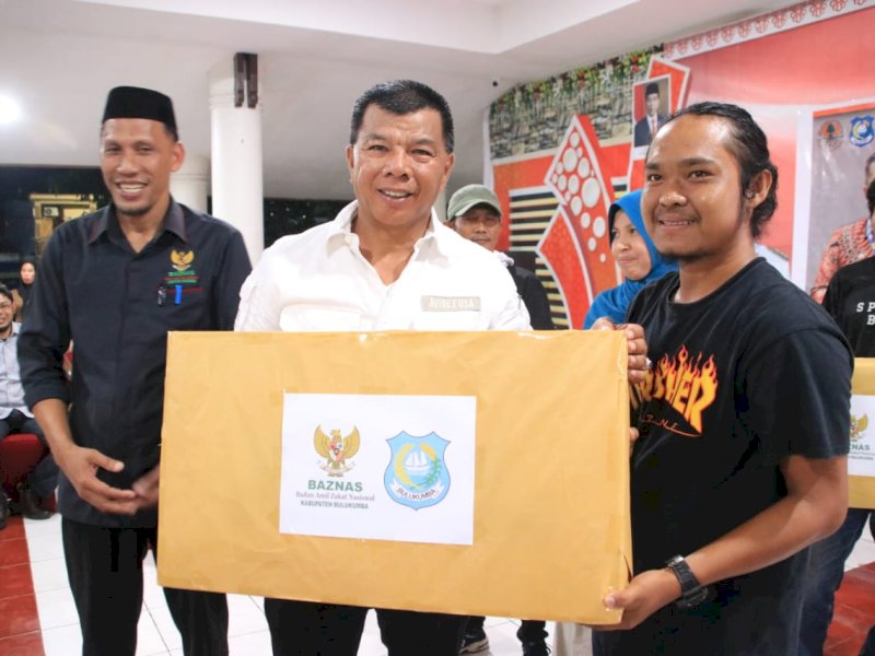 Bupati Bulukumba Andi Muchtar Ali Yusuf mengundang ratusan petugas kebersihan makan malam bersama di rumah jabatan.