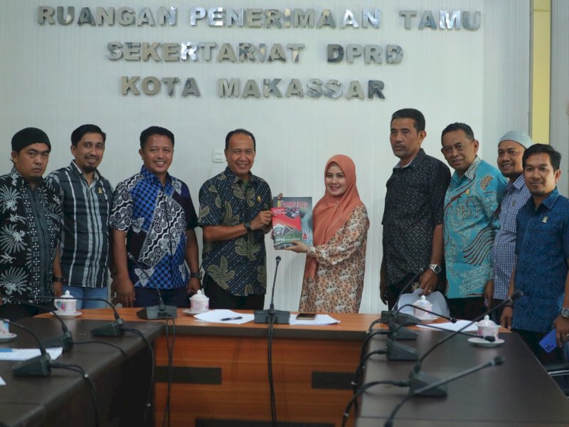 Wakil Ketua DPRD Kota Makassar, Andi Suhada Sappaile menerima kunjungan anggota Pansus Ranperda Inisiatif DPRD Sinjai di Gedung DPRD Makassar, Rabu (8/3/2023).