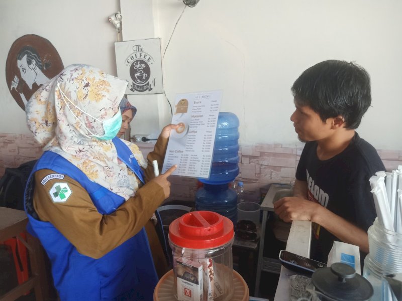 Petugas Puskesmas Masamba melakukan inspeksi kesehatan lingkungan (IKL).