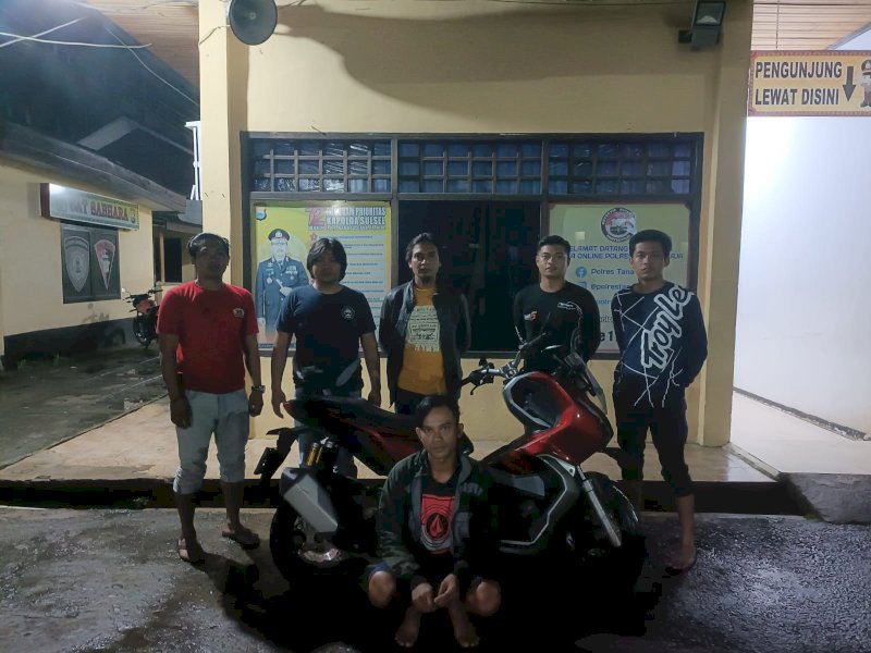 Resmob Polres Tator meringkus YS bersama barang bukti sepeda motor.