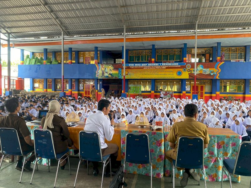 Kejari Sengkang melaksanakan rangkaian kegiatan penyuluhan hukum di SMP Negeri 1 Sengkang, Selasa (14/3/2023).