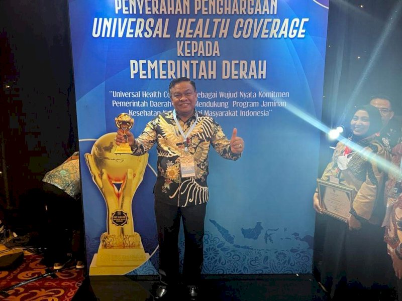 Bupati Bone Andi Fahsar M Padjalangi menerima UHC Award, Selasa (14/3/2023) di Jakarta.