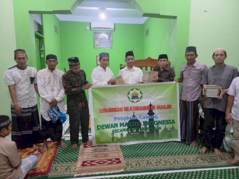Ketua Dewan Masjid Indonesia (DMI) Kecamatan Manggala, Kasrudi membagikan Al-Quran ke sejumlah masjid di Kecamatan Manggala.