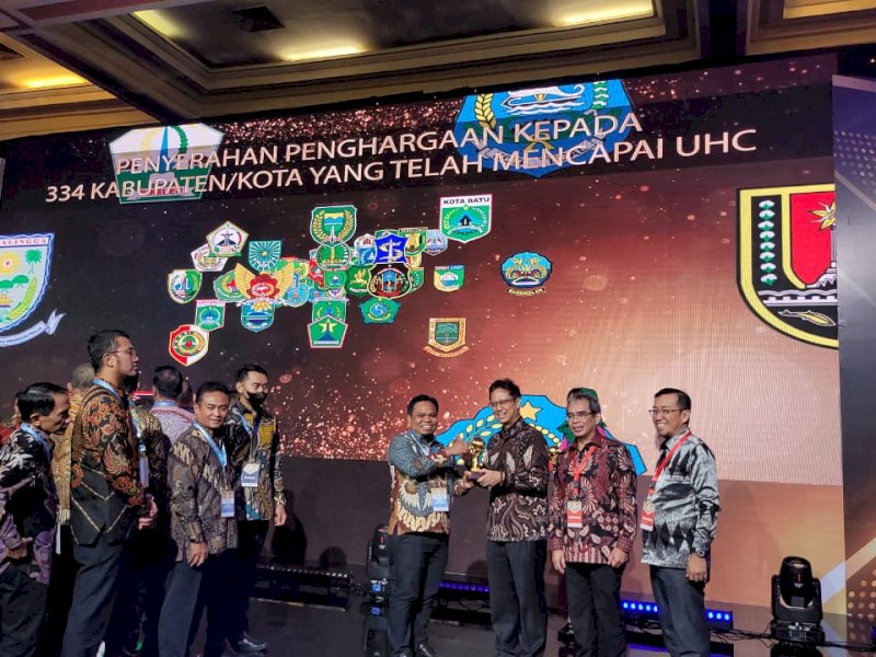 Wakil Presiden Ma&rsquo;ruf Amin memberikan penghargaan kepada 
22 provinsi, 334 kabupaten dan kota yang telah mendukung Program Jaminan Kesehatan Nasional-KartuIndonesia Sehat (JKN-KIS), Selasa (14/3/2023).