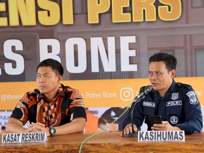 Kasat Reskrim Polres Bone AKP Bobby Rachman didampingi Kasubsi PIDM Sihumas Iptu Rayendra Muchtar.