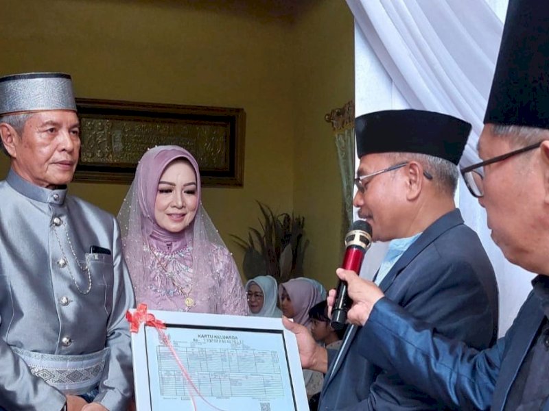 Ketua Yayasan STIKES Panrita Husada Bulukumba, Idris Aman melepas masa dudanya dengan mempersunting Hj Jusmani.