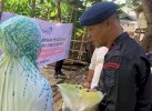 Cegah Stunting, Brimob Bone Door to Door Bagikan Makanan Penambah Gizi