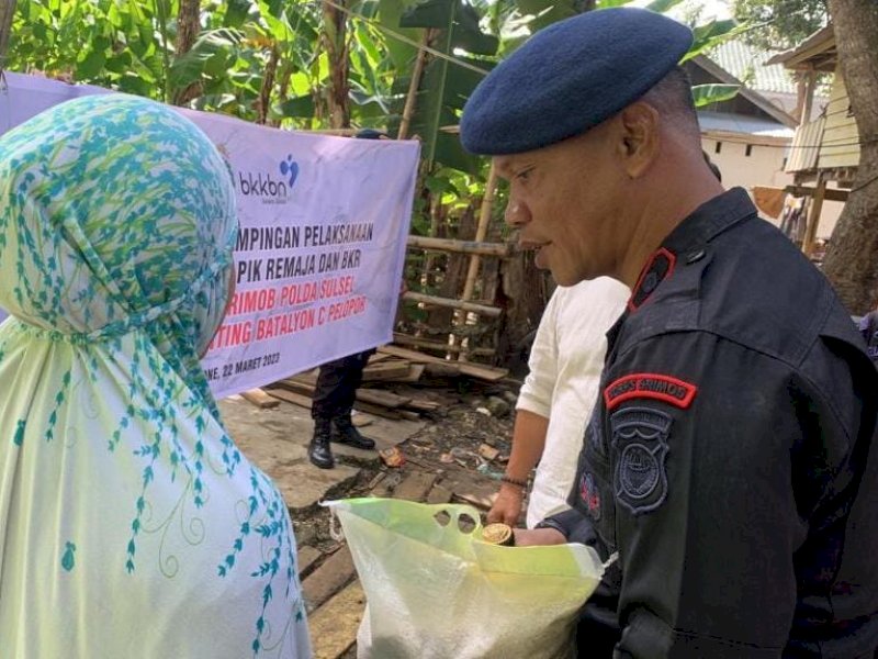 Brimob Yon C bersama BKKBN menggelar bakti sosial pembagian makanan penambah gizi untuk balita dan ibu hamil, Rabu (22/3/2023).
